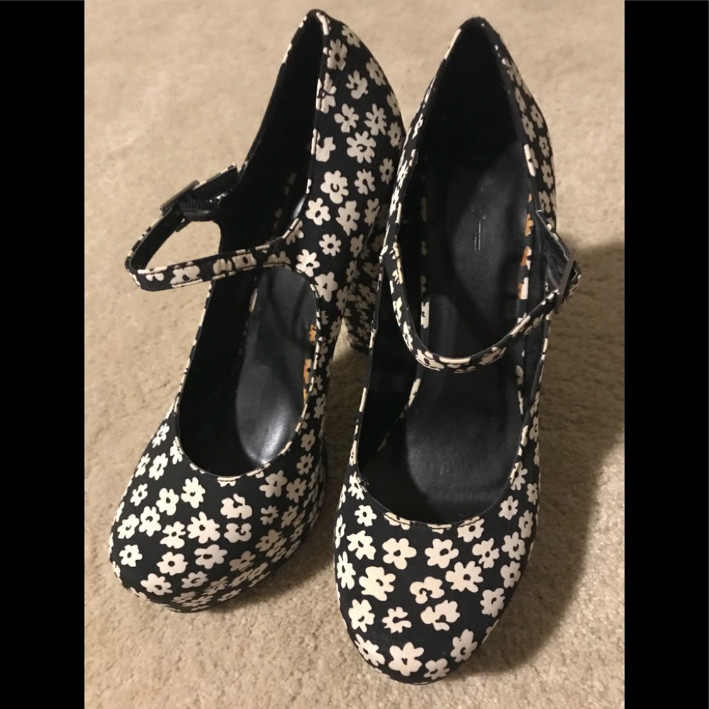 Fabric white and black floral pattern heel